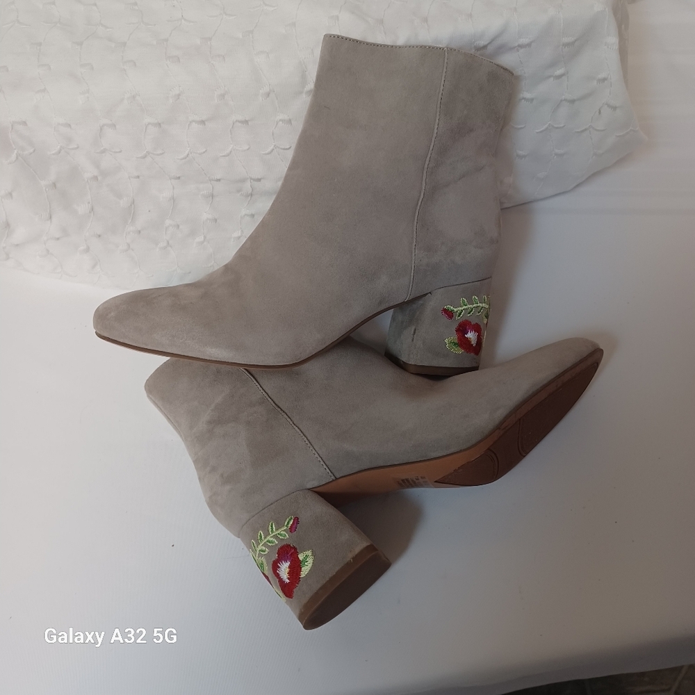 Franco Sarto Women Size 7.5 Light Gray Suede Heeled Boots look at the photos, - Picture 12 of 15